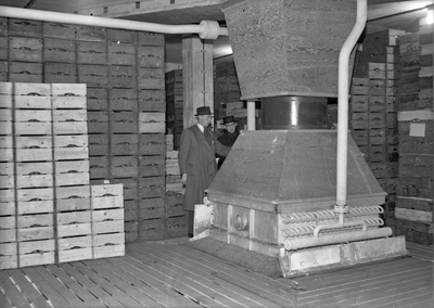 400135 Interieur van het Gebouw van de Groenten- en Vruchtenveilingen (Croeselaan) te Utrecht: opslagruimte voor fruit ...